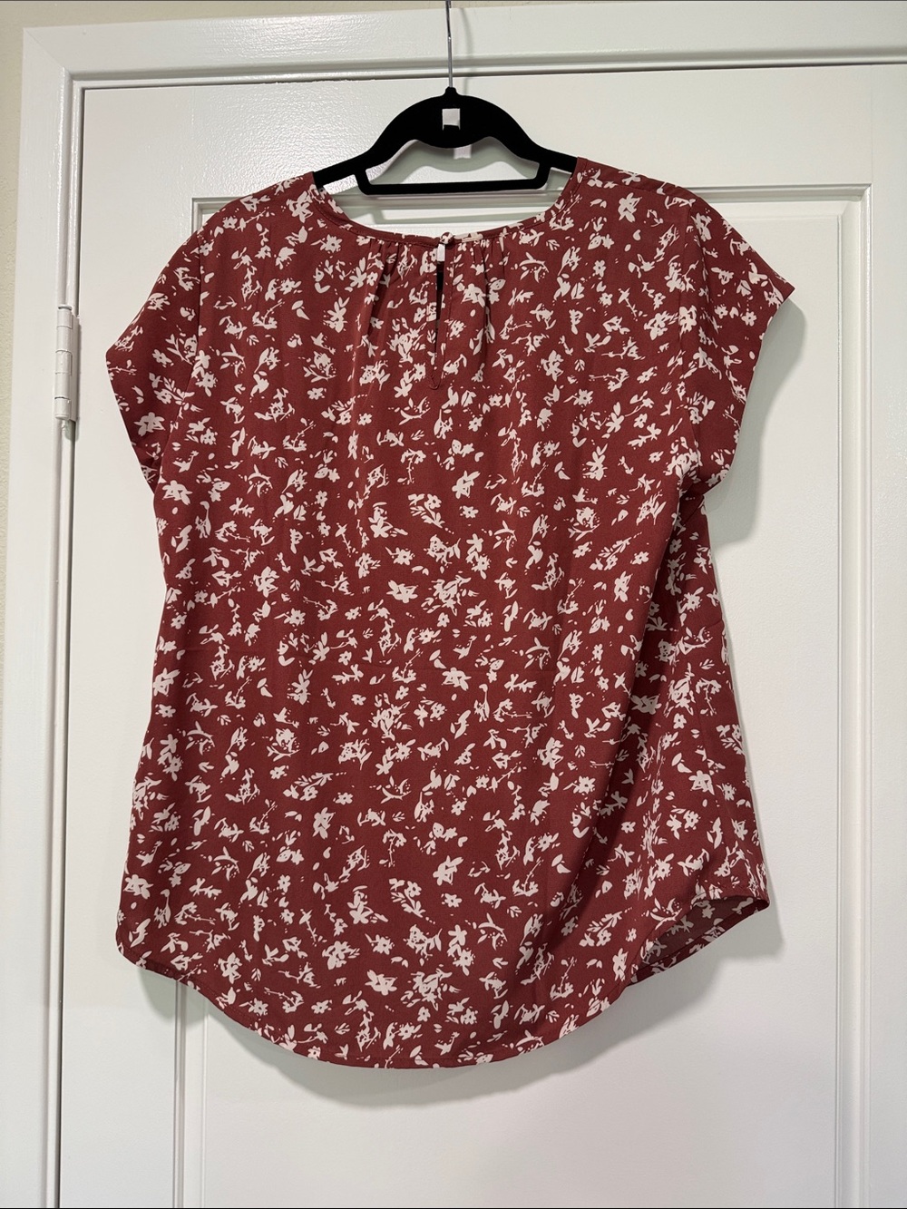 Floral Cap-Sleeve Blouse in Rust with White Print - Picture 2 of 3